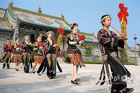 山東臺(tái)兒莊古城內(nèi)，來(lái)自外地的演員表演蘆笙舞 王建華 攝