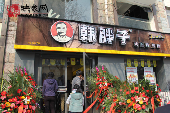 　　“韓胖子”千只茶香雞茶香鴨捐贈(zèng)環(huán)衛(wèi)工人、農(nóng)民工學(xué)子和鄭州市社會(huì)福利院。