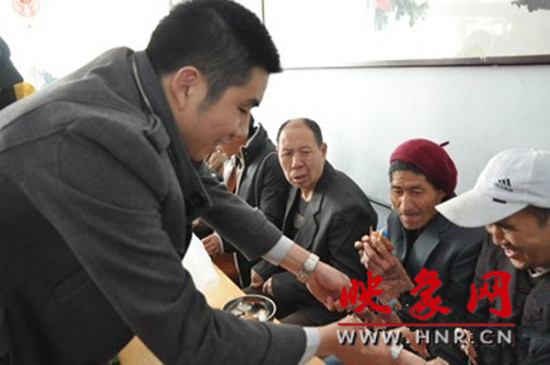 　　“韓胖子”千只茶香雞茶香鴨捐贈(zèng)環(huán)衛(wèi)工人、農(nóng)民工學(xué)子和鄭州市社會(huì)福利院。