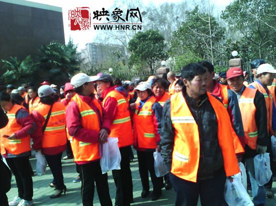 　　“韓胖子”千只茶香雞茶香鴨捐贈(zèng)環(huán)衛(wèi)工人、農(nóng)民工學(xué)子和鄭州市社會(huì)福利院。