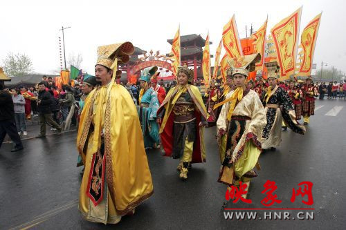 　　3月30日上午,開封市舉行2013中國(開封)清明文化節(jié)踏春巡游活動(dòng)?！?　　