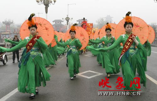 　　3月30日上午,開封市舉行2013中國(開封)清明文化節(jié)踏春巡游活動(dòng)。　 　　