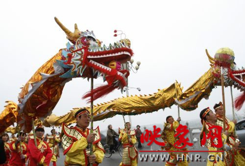 　　3月30日上午,開封市舉行2013中國(開封)清明文化節(jié)踏春巡游活動(dòng)?！?　　