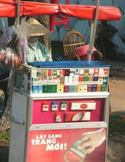 　煙攤，越南街頭隨處都是這樣的流動(dòng)小攤。