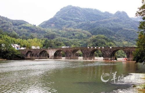 齊云山登封橋是登山的隘口,始建于明代,造型古樸典雅,蔚為壯觀。