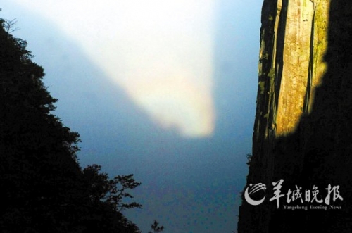 武功山四絕之一的“云海佛光”在大雨過后出現(xiàn)。