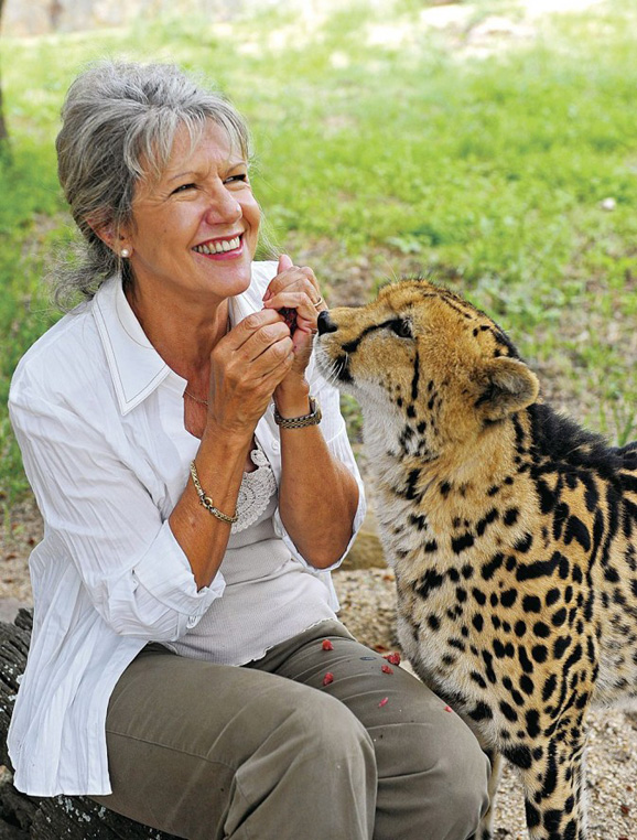 　　自然保護(hù)區(qū)、瀕危動(dòng)物 中心、奢華營(yíng)地酒店,無一不是Lente女士熱愛動(dòng)物和大自然的杰作