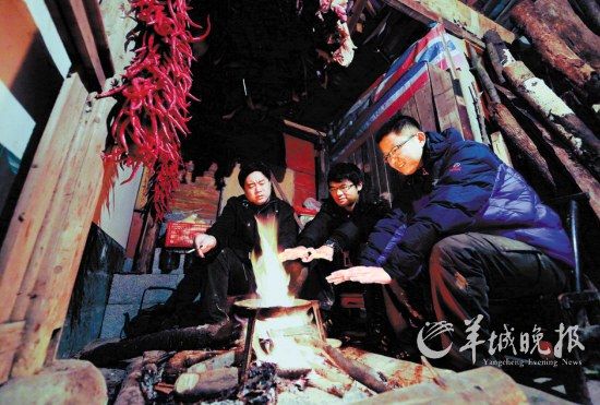 　　在土家人吊腳樓小住的那個(gè)夜晚,讓我想起了外婆家。