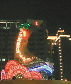 　　今年臺灣燈會主題燈“騰蛟啟盛”。圖片來源:臺灣《聯(lián)合報(bào)》