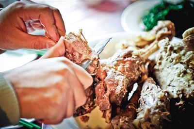 在西北大多數(shù)地區(qū),手抓肉是最普遍最經(jīng)濟(jì)的羊肉吃法。