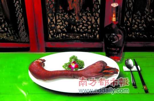 人頭馬誠印干邑白蘭地是高端宴席的佐餐佳釀，圖為鹵水老鵝頭
