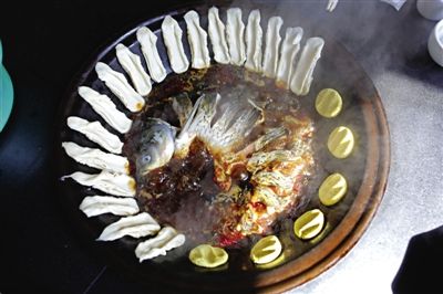 黃驊鍋灶魚(yú)，將海魚(yú)與面食相互搭配。農(nóng)業(yè)與漁業(yè)、土地與海洋，在這里構(gòu)成了微妙的平衡。