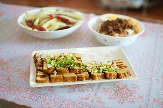 　　對于一碗鹵肉飯來說,完全不需要濃墨重彩的配其他煎炸食物,只需要搭上清爽的豆干、爽口的蘿卜即可。