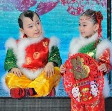鄧鳴賀(左)在春晚上。