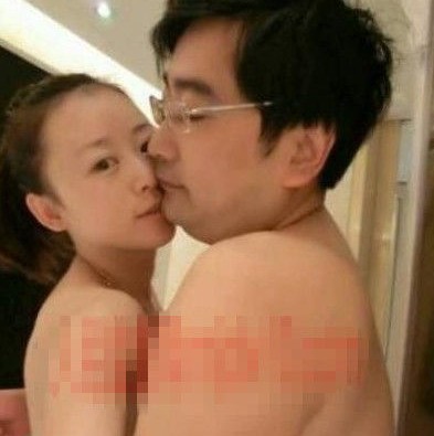 女主播紀(jì)某與國家檔案局官員范某。