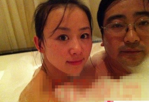 女主播紀(jì)某與國家檔案局官員范某。
