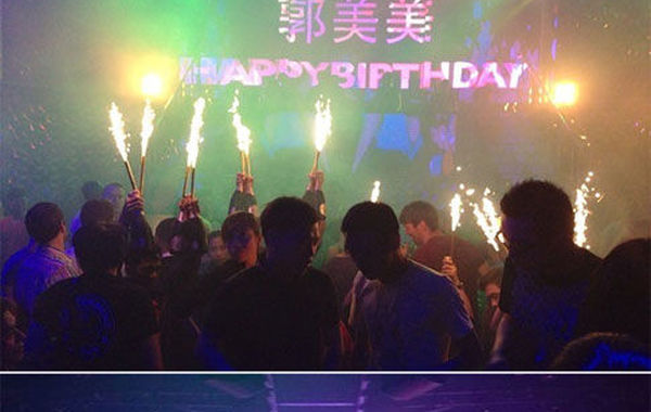 2013年6月16日下午，郭美美在網(wǎng)上曬出一組慶生照。通過(guò)照片可以看出，酒吧的巨大舞池中燃放焰火