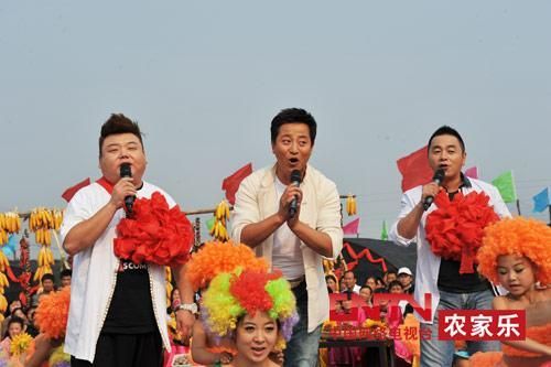 央視7套《鄉(xiāng)村大世界》節(jié)目主持人，左一為劉剛
