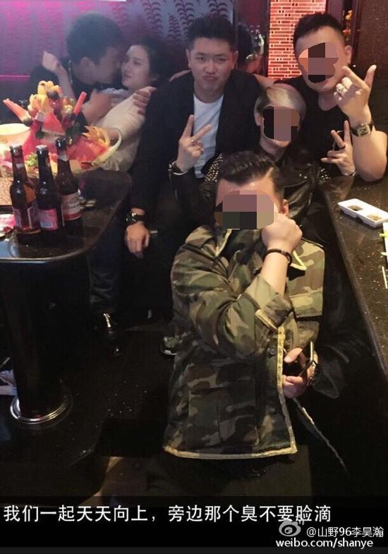 田源朋友辟謠稱左側抱著女子親吻的是田源的發(fā)小，女子的男友。