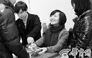 1月19日，柴靜在西安簽售新書(shū)《看見(jiàn)》時(shí)和讀者交流。