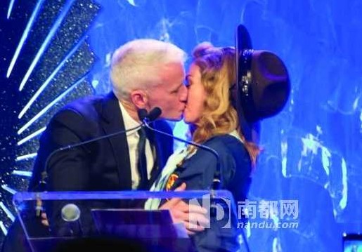 16日，麥當娜在紐約舉行的第24屆同志媒體獎頒獎禮上，頒獎給美國CNN主播安德森-庫珀，獲對方獻吻