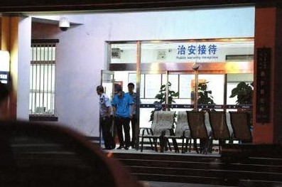 釋小龍走出派出所。