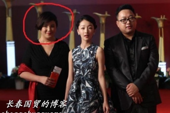 周冬雨與于正（右）和“干媽”（左）。