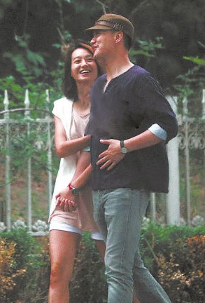朱丹與神秘男友牽手亮相。