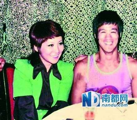 從當時拍到的很多李小龍和丁佩一起的照片中可以看到，她和李小龍的發(fā)型是一樣的。