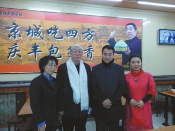 吳頌今（左二）、王樹才（左三）、談芳兵（右一）與店長合影。