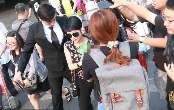 2015年7月6日，北京，陶喆前任楊子晴現(xiàn)身首都機(jī)場。剛一出來就遭到媒體圍堵，問及7號陶喆會有反駁證據(jù)