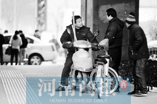 想讓農(nóng)民工安定下來，城市要給他們相應(yīng)的福利待遇，還有家的感覺