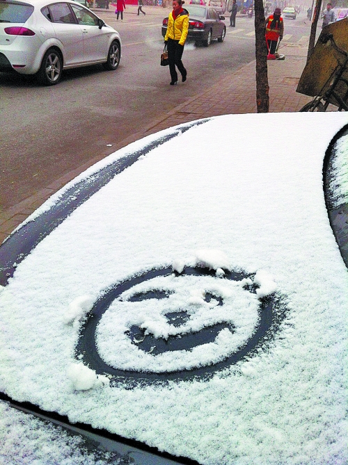 一月十五日上午，有汽車披著一身的雪裝，從經(jīng)開區(qū)回到市區(qū)。