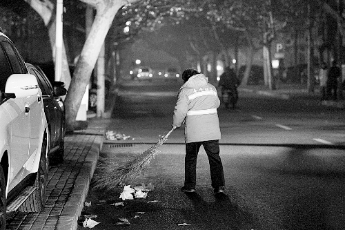 清晨六點，鄭州市經(jīng)七路，一名環(huán)衛(wèi)工開始了一天的工作。