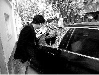 有個(gè)人晃了一圈后，寶馬、現(xiàn)代、越野的車窗都“長”出大窟窿