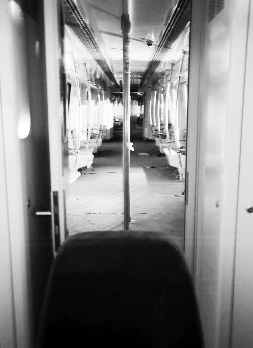 透過擋風(fēng)玻璃，依稀能看到車廂內(nèi)的樣子