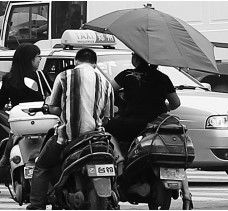 昨日，鄭州市鄭州花園路與農(nóng)業(yè)路交叉口，電動(dòng)車裝傘埋下安全隱患