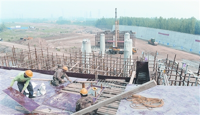 中原西路西南繞城高速公路互通式立交項目已完成總工程量的35%。