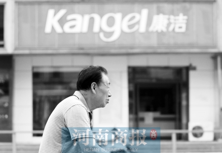 　這一切，將會給康潔公司、加盟商，乃至鄭州洗衣行業(yè)，帶來什么？ 記者 趙卓/攝