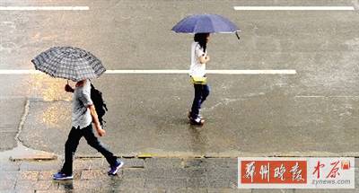 昨天傍晚，市民在雨中行走。