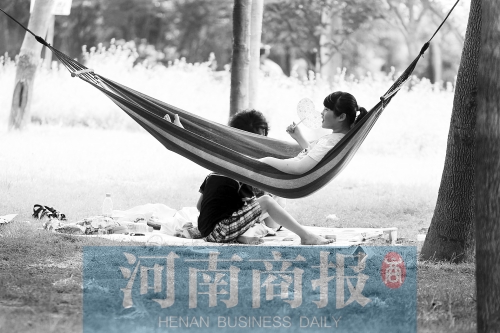 天又熱了起來(lái)，外出游玩，記得防曬哦 記者 趙卓/攝　