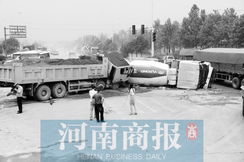 事故現(xiàn)場(chǎng)的附近居民稱，路口的紅綠燈從來(lái)沒(méi)亮過(guò)