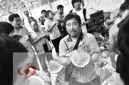 為了表示感謝，陳小立切西瓜分給大家吃。