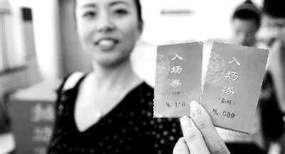 本報(bào)記者抽出的兩名消費(fèi)者代表。