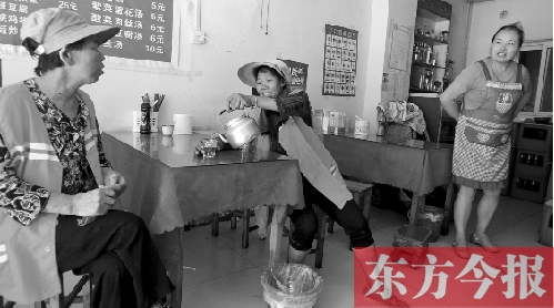 7月30日下午，鄭州市建設(shè)路一家面館老板毋女士，給兩位環(huán)衛(wèi)工端水解暑