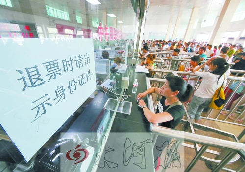 洛陽火車站退票窗口前，一名乘客正在退票。