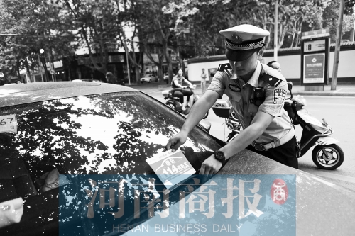 有了這張挪車卡，不會泄露隱私，別人又能方便地聯(lián)系上自己記者 邱曉峰/攝