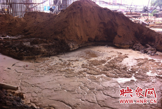 隴海路西三環(huán)快速路施工現(xiàn)場，被挖斷的管道就在泥水下面