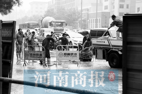 工作人員正在搶修，預(yù)計今晚能恢復(fù)供水