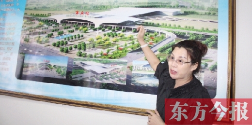 梁園區(qū)高鐵建設(shè)指揮部常務(wù)副指揮長(zhǎng)、梁園區(qū)委副書記杜麗亞向記者介紹高鐵站效果圖